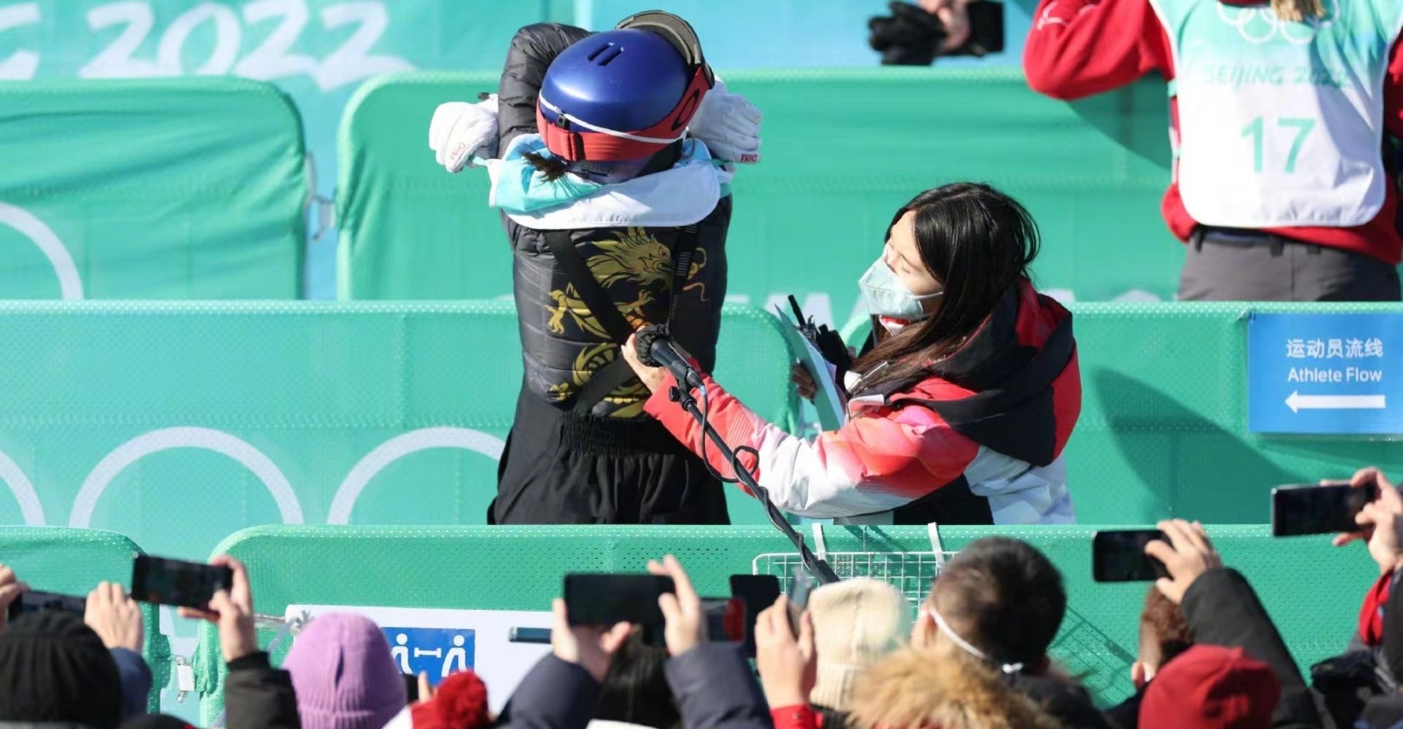 Chinese Skier Eileen Gu Qualifies for Final in “Golden Dragon Coat”
